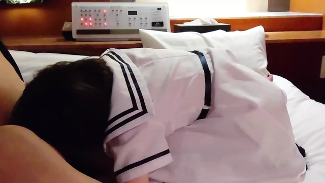 Idol beyaz denizci takım elbiseli kızın amının sesi harika. Erotik dili seni döllüyor. Amatör