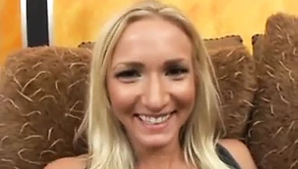 Sıcak sarışın çalışır üzerinde büyük horoz