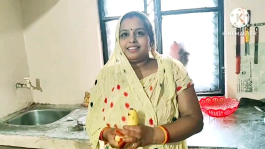 Hintli kadın sert kichen'i muzla sikiyor