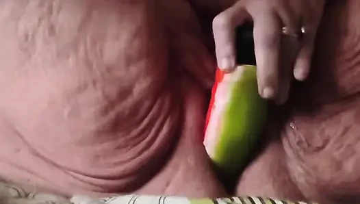Tekrar tekrar yaramaz bir sırıtarak boşalıyor
