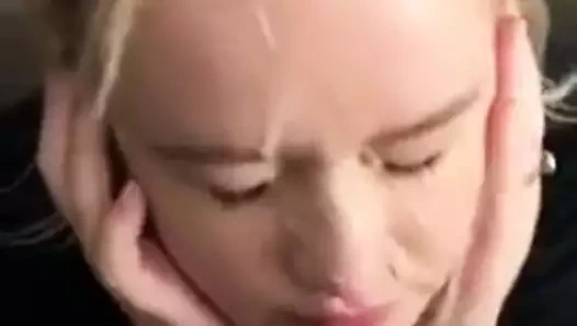 sarışın kız alır onu yüz kapalı içinde Cum