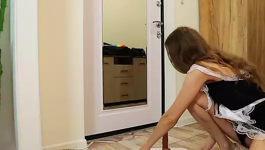 Dildo ile amcığını temizliyor ve sikiyor