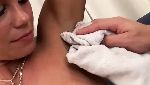 Sarışın Hatun Vahşi Sikiş Için Amını Tıraş Ediyor