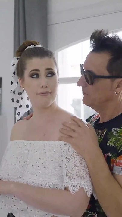 Sandy крошка с большими сиськами получает мокрую киску и жестко долбит гигантский член