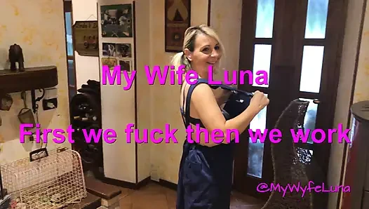 Orta yaşlı seksi kadın işten önce patron tarafından sikiliyor