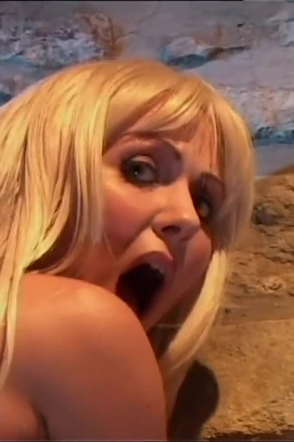 Возбужденная милфа с большой задницей трахнула половые губы и камшот в рот большим винтажным членом