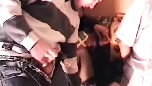 Sarışın bir kız iki yabancı ve taksi şoförü tarafından sikiliyor