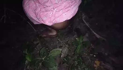 Ateşli yenge geceleri açık havada seks yapıyor