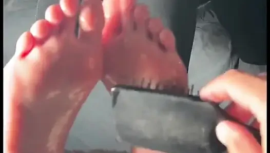 Saç fırçasıyla gıdıklıyor