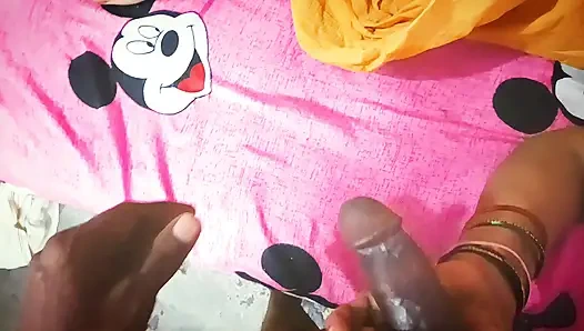 Yuvarlak götlü üvey anne kaslı üvey oğlunun odasına gidiyor... Ne olduğunu biliyoruz!