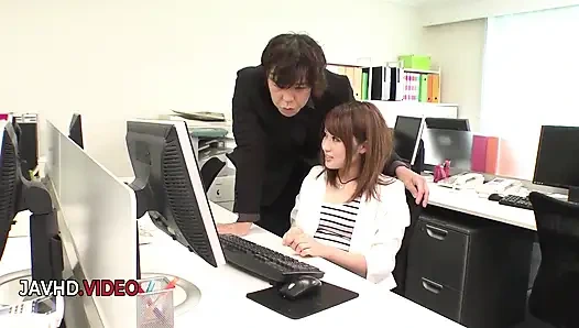 Sexo apasionado asiático en la oficina con tetona Yumi Maeda llena su anhelo