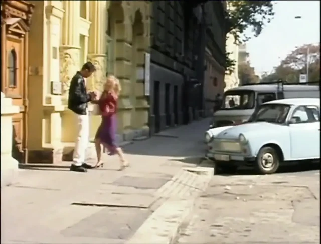 Güzel sarışın göt domalma pozisyonunda sikişiyor... ağzına boşalma