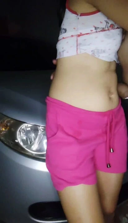 Kız arkadaşını evine götürdü ve ayrılmadan önce garajda sikti