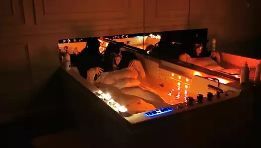 Büyük göğüslerimle oynamayı seviyorum