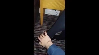 Karısının çapraz bacaklarını okşayarak