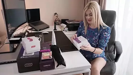 Jasmin la rouge ile ayak fetişi, elle muamele, iç çamaşırı ve dildo oyunları