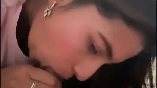 Güzel yüzlü güzel Hintli kadın, penis emiyor ve sonra dört ayak üzerinde sikişiyor, etkileyici derecede büyük bir poposu var