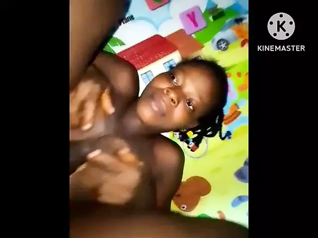 Yaşlı bir adam küçük üvey kızının büyük göğüslerini görerek baştan çıkarılıyor