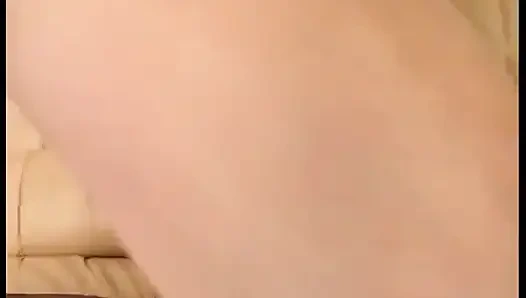 Kısa saçlı bir sarışın götten sikiliyor.