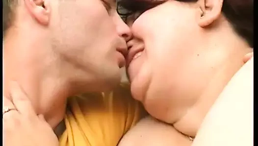 Kanepedeki büyük bebek amını parmaklıyor ve aygır tarafından sikiliyor