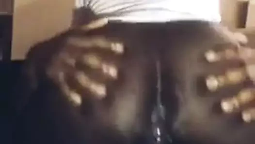 Afrikalı üvey anne üvey oğullarının siklerine biniyor