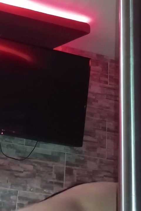 Aşk sandalyesinde genç komşumun büyük yarağına o kadar sert biniyor ki sonra beni derinden dölliyor