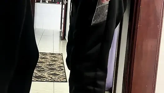 İş arkadaşları şirket koridorunda seks yapıyor.