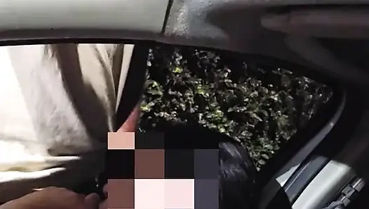 Yaptığına inanılır gibi değil. Yaramaz ateşli evli kadın yaraklı erkekle sikişiyor