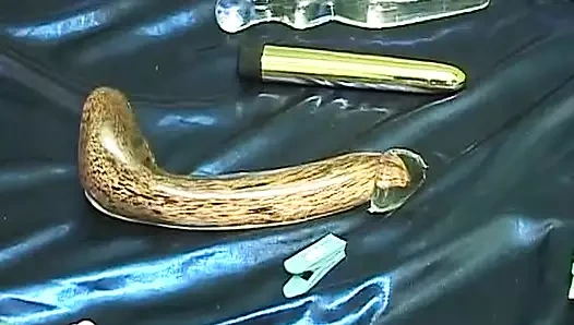 Çekici Alman genç kız ateşli bdsm sikişten sonra döl yiyor