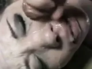 Kız cum boğuluyor ve gerçekten sinirleniyor.
