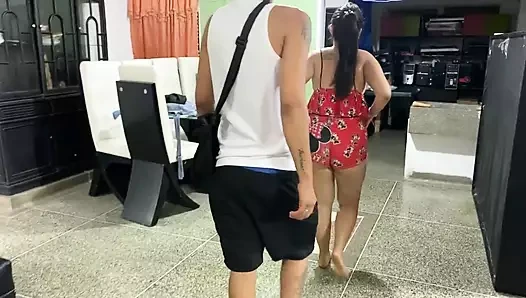 Ben temizlik yaparken üvey babam gelir ve annem gelmeden yorgunluğunu atmak için amımı becermek ister.