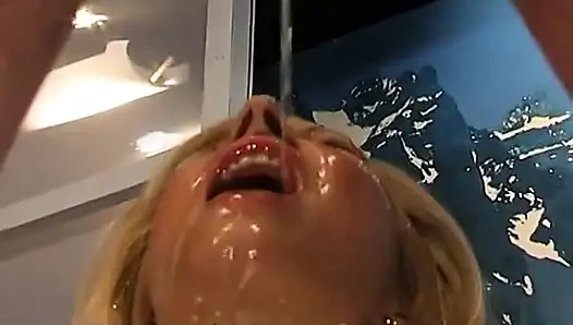 Ggg - Piss Koenigin Retro Işiyor Kraliçe Grup Seks