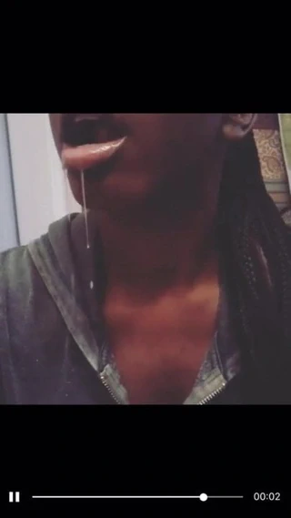 Fındığını ağzında tuttu