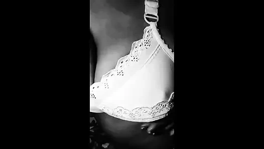 Üvey anne göğüslerinin tadını çıkarıyor, desi yengeye bastırıyor ve masaj yapıyor