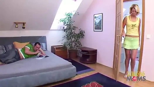 Azgın üvey anne amcığını yalıyor ve tutkuyla sikiliyor