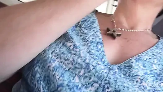 Üvey Anne Otobüsün Arkasında Kokulu Amıyla Oynuyor, Sonra Kokan Parmaklarını Kokluyor Ve Emiyor!
