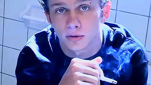 Adam eşcinsel ian madrox puro yakıyor ve yarağı elle çekiyor