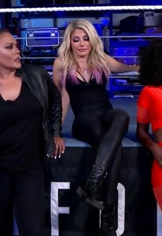 Wwe - yüzük önlüğünde alexa mutluluk