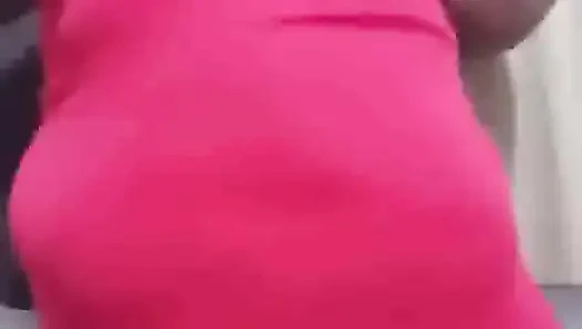Gel ve iç çamaşırımı çıkarmamı ve seksi gecelikimi büyük kıvrımlı tombul bir zevkle takmamı izle