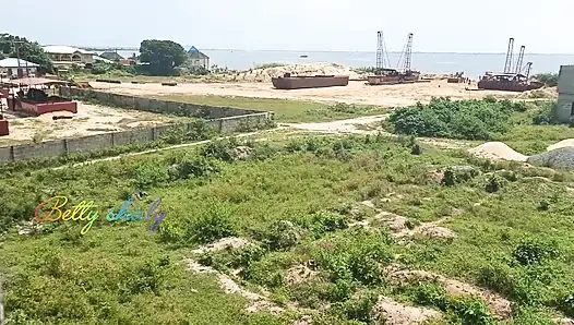 Utangaç kız görüşlerinin tadını çıkarıyor ve sonra sonunda