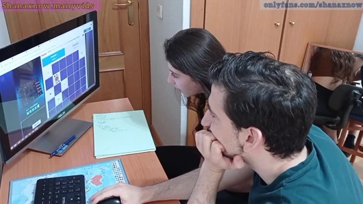 Genç öğrenci şantaj, pov oral seks, ağzına boşalmak, yutmak.