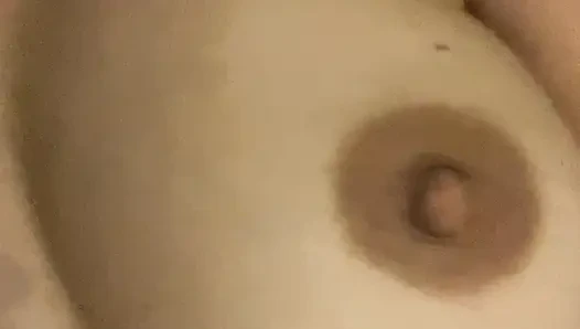 Seni de boşalman için azdırırken büyük amına dokunmayı seviyor.