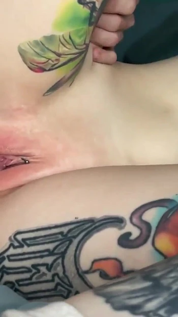 Волнующий момент из "У меня был настоящий оргазм, когда ты покрываешь мою киску спермой после жесткого анального секса"