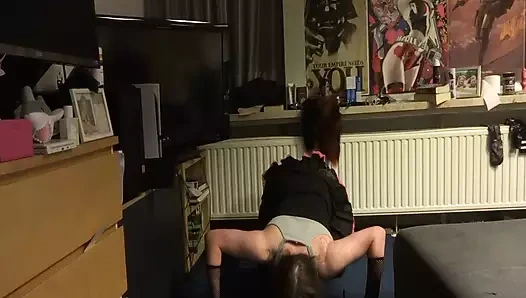 Kadın kılıklı Alane acınası bir şekilde bir kaseden sidiğini içiyor