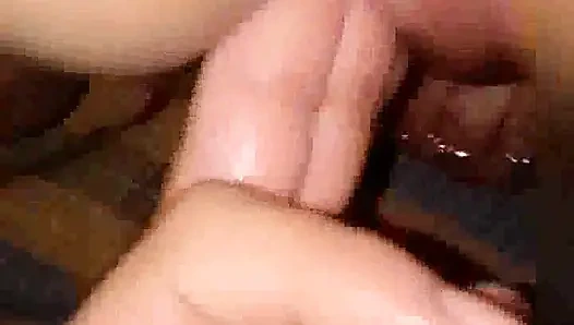 Büyük götlü yarağımın fışkırtarak boşalması ona yarak verince ıslanıyor