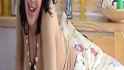 Esmer kadın derin amcığını parmaklamak için bacaklarını açıyor