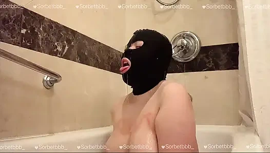 Çıplak Asyalı genç kız küvette yalıyor ve losyon oynuyor