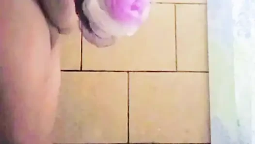 Olgun nine güzel bir duş alıyor