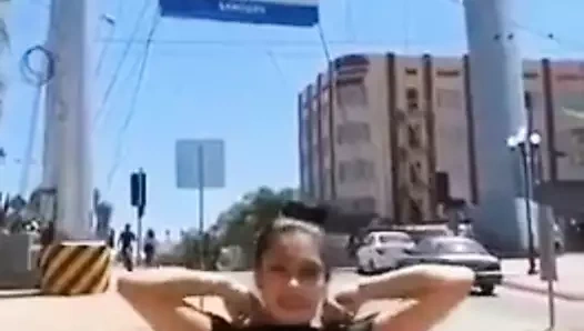 Göğüsler, yeni videolar, ateşli göğüsler ve seks gösteriliyor