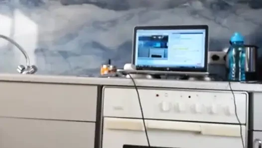 Seksi dea canlı yayında twerk yapıyor
